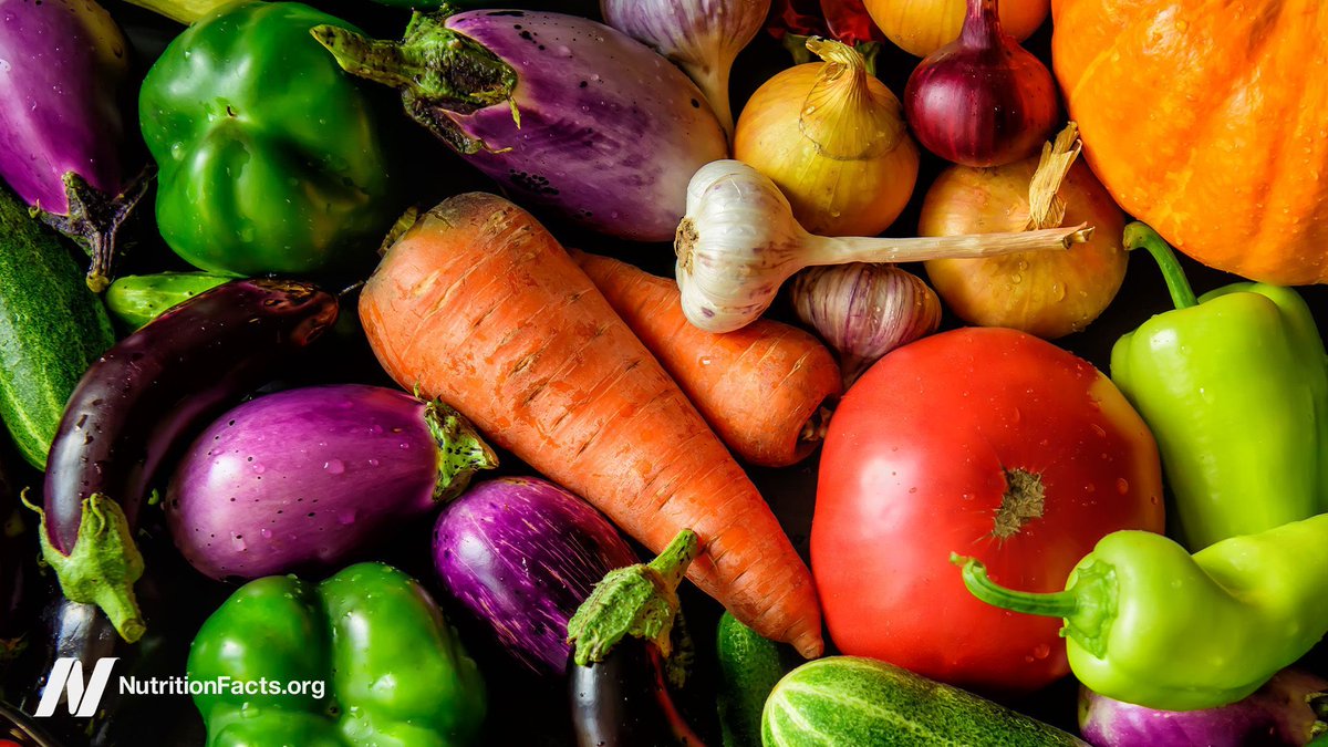 nutrition_facts's tweet photo. The foundation of cancer prevention is plants, not pills. https://t.co/OneFkETrtT https://t.co/WRcOi6ZNGF