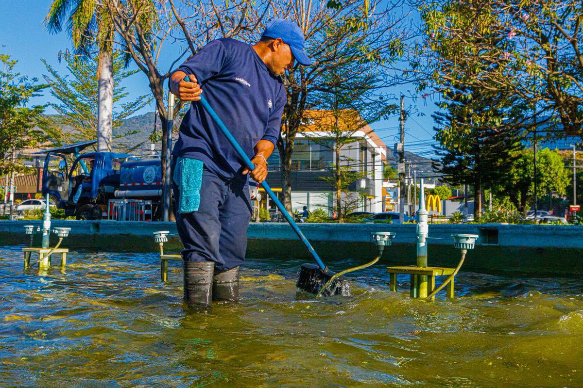 Iniciamos con labores de lavado y saneado en la fuente de la Plaza Salvador del Mundo. 

Nuestro equipo realiza la extracción del agua con achicadoras, para luego continuar con el lavado y limpieza de la fuente, como parte del mantenimiento de este espacio emblemático. 🧹✨