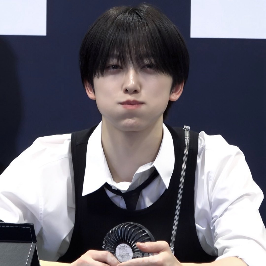 fumaangel_'s tweet photo. i like when fuma does this pose https://t.co/uqyi5peP6u