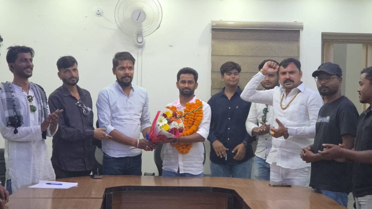 IYCJharkhand's tweet photo. सिमडेगा जिला युवा कांग्रेस की द्वितीय कार्यकारिणी बैठक सिमडेगा परिसदन में जिलाध्यक्ष चन्दन सिंह के नेतृत्व एवं प्रदेश महासचिव सह जिला प्रभारी आरिफ रजा की उपस्थिति में सम्पन्न हुई।
बैठक में संगठन को मजबूत करने, युवाओं की भागीदारी बढ़ाने तथा आगामी कार्यक्रमों की रणनीति पर विस्तृत चर्चा की गई।
युवा कांग्रेस के साथियों ने एकजुट होकर संगठन को और अधिक सक्रिय व मजबूत बनाने का संकल्प लिया। ✊🇮🇳
