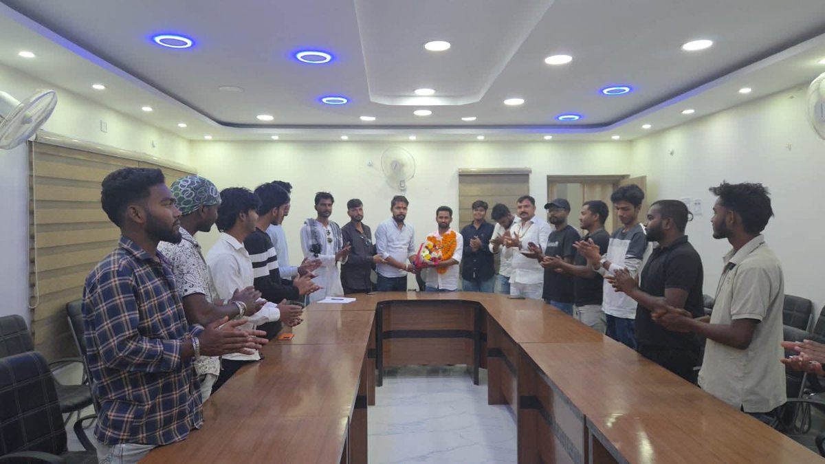 IYCJharkhand's tweet photo. सिमडेगा जिला युवा कांग्रेस की द्वितीय कार्यकारिणी बैठक सिमडेगा परिसदन में जिलाध्यक्ष चन्दन सिंह के नेतृत्व एवं प्रदेश महासचिव सह जिला प्रभारी आरिफ रजा की उपस्थिति में सम्पन्न हुई।
बैठक में संगठन को मजबूत करने, युवाओं की भागीदारी बढ़ाने तथा आगामी कार्यक्रमों की रणनीति पर विस्तृत चर्चा की गई।
युवा कांग्रेस के साथियों ने एकजुट होकर संगठन को और अधिक सक्रिय व मजबूत बनाने का संकल्प लिया। ✊🇮🇳
