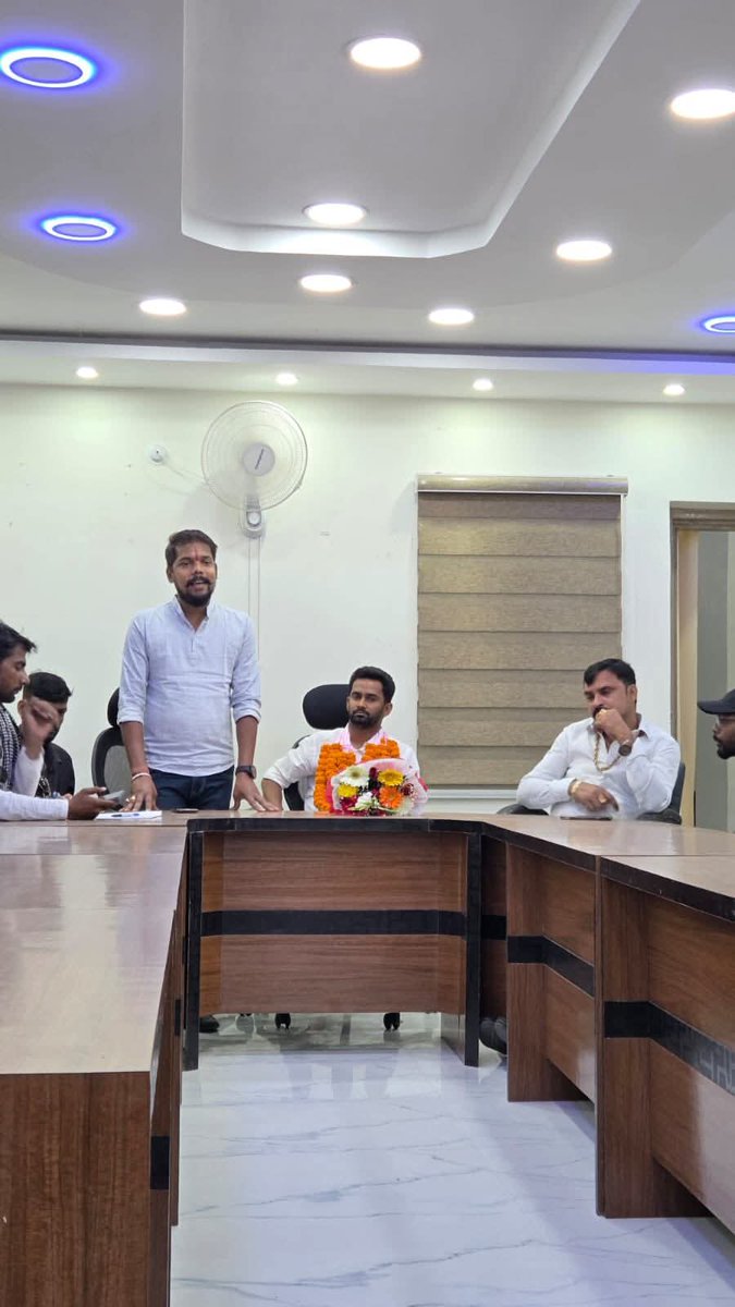 IYCJharkhand's tweet photo. सिमडेगा जिला युवा कांग्रेस की द्वितीय कार्यकारिणी बैठक सिमडेगा परिसदन में जिलाध्यक्ष चन्दन सिंह के नेतृत्व एवं प्रदेश महासचिव सह जिला प्रभारी आरिफ रजा की उपस्थिति में सम्पन्न हुई।
बैठक में संगठन को मजबूत करने, युवाओं की भागीदारी बढ़ाने तथा आगामी कार्यक्रमों की रणनीति पर विस्तृत चर्चा की गई।
युवा कांग्रेस के साथियों ने एकजुट होकर संगठन को और अधिक सक्रिय व मजबूत बनाने का संकल्प लिया। ✊🇮🇳