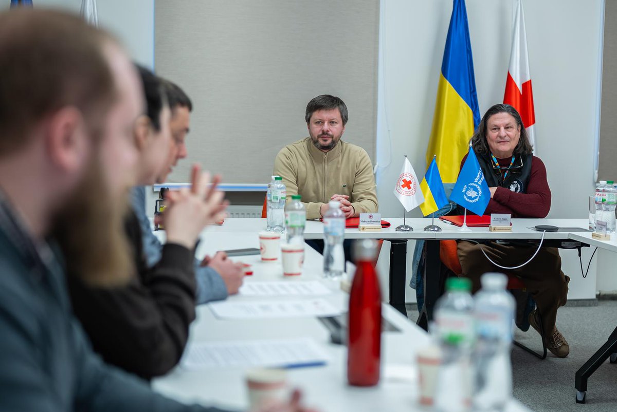 RedCrossUkraine's tweet photo. ✍️The Ukrainian Red Cross and @WFP have signed a cooperation agreement to strengthen humanitarian logistics in #Ukraine through @logcluster. The partnership will support cargo transport, storage and coordination to speed up aid delivery. 🚚📦🤝#HumanitarianAid #AidDelivery @ifrc https://t.co/BUvW0YUQb3