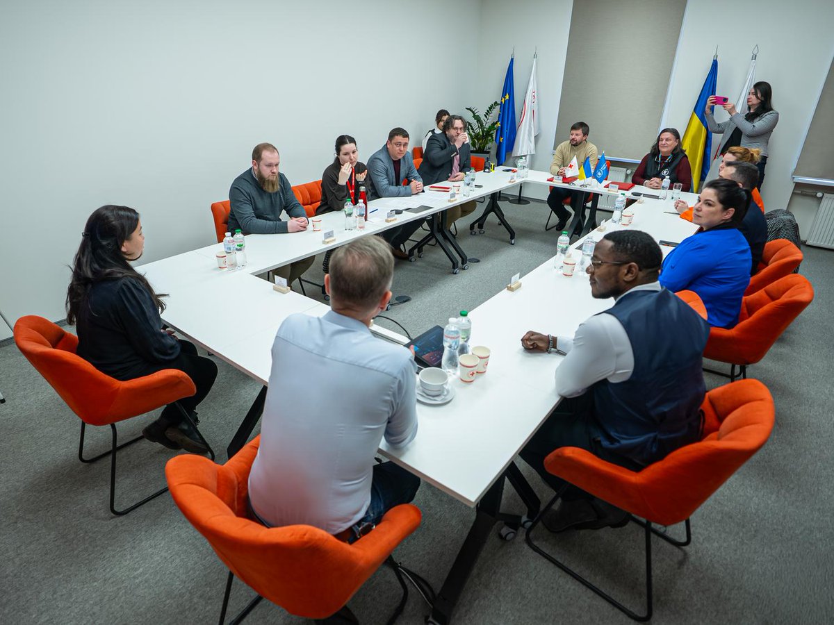 RedCrossUkraine's tweet photo. ✍️The Ukrainian Red Cross and @WFP have signed a cooperation agreement to strengthen humanitarian logistics in #Ukraine through @logcluster. The partnership will support cargo transport, storage and coordination to speed up aid delivery. 🚚📦🤝#HumanitarianAid #AidDelivery @ifrc https://t.co/BUvW0YUQb3