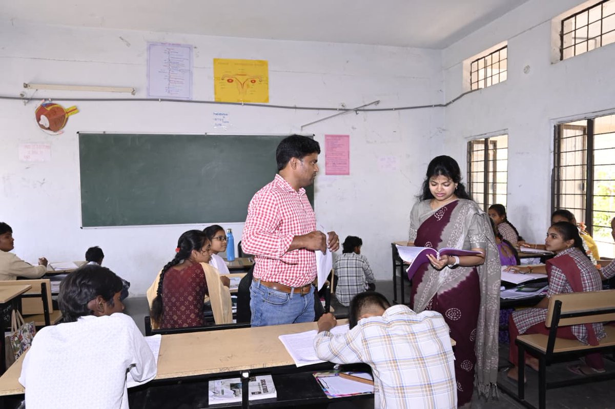 మంగళవారం నరసింహులపేట మండల కేంద్రంలోని తెలంగాణ మోడల్ స్కూల్ ను జిల్లా కలెక్టర్ అండ్ మేజిస్ట్రేట్ స్నేహ శబరిష్ గారు ఆకస్మికంగా తనిఖీ చేసి, పిల్లలకు అందిస్తున్న సౌకర్యాలు,విద్య బోధనలపై విద్యార్థులతో మాట్లాడి వివరాలు అడిగి తెలుసుకున్నారు.
<a href="/TelanganaCMO/">Telangana CMO</a> 
<a href="/TelanganaCS/">Office of Chief Secretary, Telangana Govt.</a>