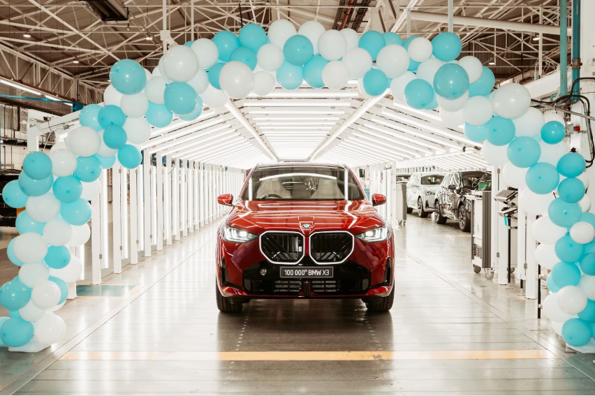 TimesLIVE's tweet photo. BMW Group’s Rosslyn plant near Pretoria has produced its 100,000th fourth-generation BMW X3, marking a milestone for the South African manufacturing facility.
https://t.co/QDavjKhP4z https://t.co/6jMhyaRcSm