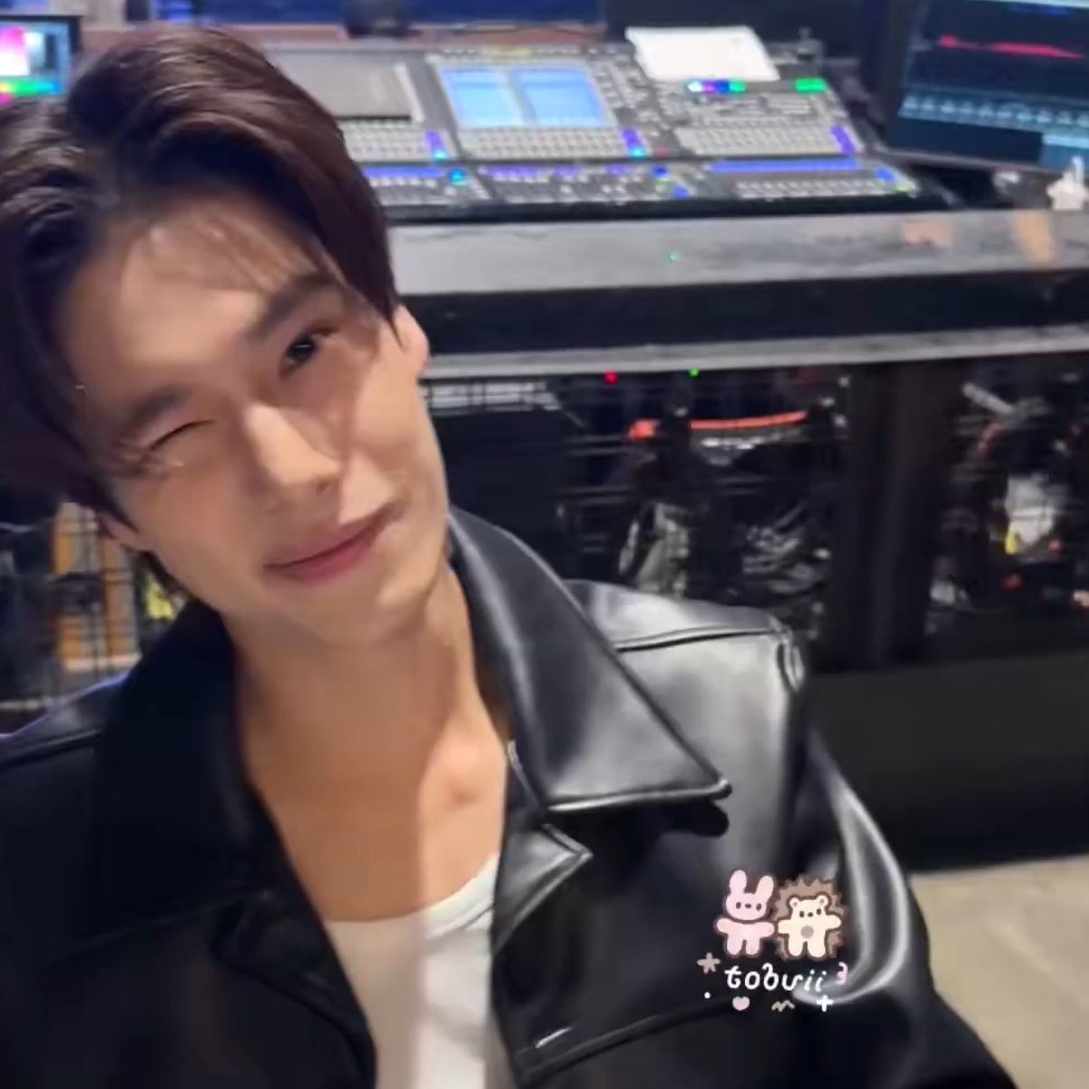 ภูวินรู้มั้ยว่าเวลาน้องวิ้งคือน้องเป็นแมวจริงๆอ่ะ  
 y——y

PONDPHUWIN FANDAY NYCD2
#PPWExNY