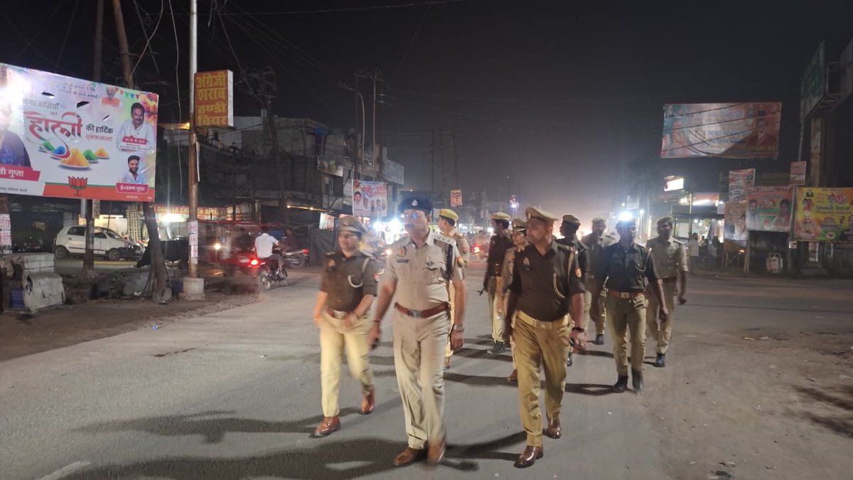 #SPKheri के निर्देशन में कानून व्यवस्था, शांति व सुरक्षा-व्यवस्था बनाये रखने के उद्देश्य से व आमजन में पुलिस के प्रति विश्वास एवं सुरक्षा के भाव को सुदृढ़ करने हेतु क्षेत्राधिकारी पलिया व  थाना पलिया पुलिस द्वारा क्षेत्र में पैदल गश्त किया गया। #UPPolice