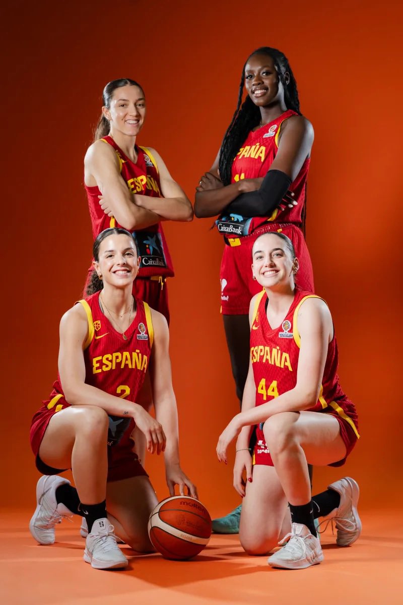 anaislopez23's tweet photo. Hace 32 años, la Selección Española disputaba su primer Mundial femenino.

Grande, Mújica, Ares, Xantal, Alonso, Henningsen, Valero, Álvaro, Lobón, Ferragut, Cebrián y Sánchez.

Sin ellas, mañana no estaríamos luchando por la clasificación al @FIBAWWC 2026.

PIONERAS 💜🇪🇸 https://t.co/WQnTxfhsc6