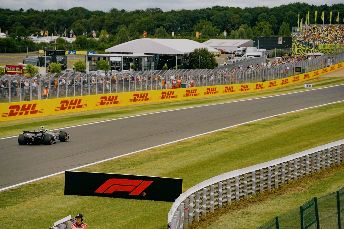 🎟️✈️🛏️ tweet media