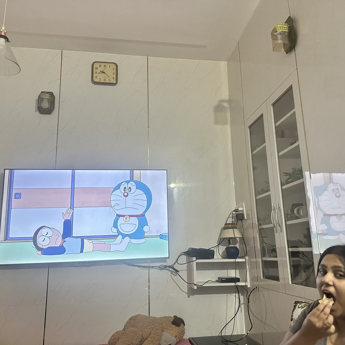 sunithanahar's tweet image. Don’t know how to deal with this 🥹Daughter still watches #Doremon at the age of 22 .