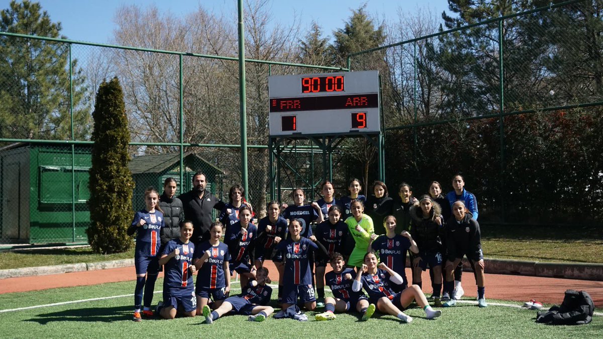 U15 Kız Futbol Takımımız, ligin 10. haftasında karşılaştığı Eskişehir Büyükşehir Gençlik ve Spor karşısında sahadan 9-1’lik net bir galibiyetle ayrıldı. ⚽🔥

Bu sonuçla grubunu ikinci sırada tamamlayan takımımızı gösterdikleri azim, mücadele ve takım ruhu için gönülden tebrik