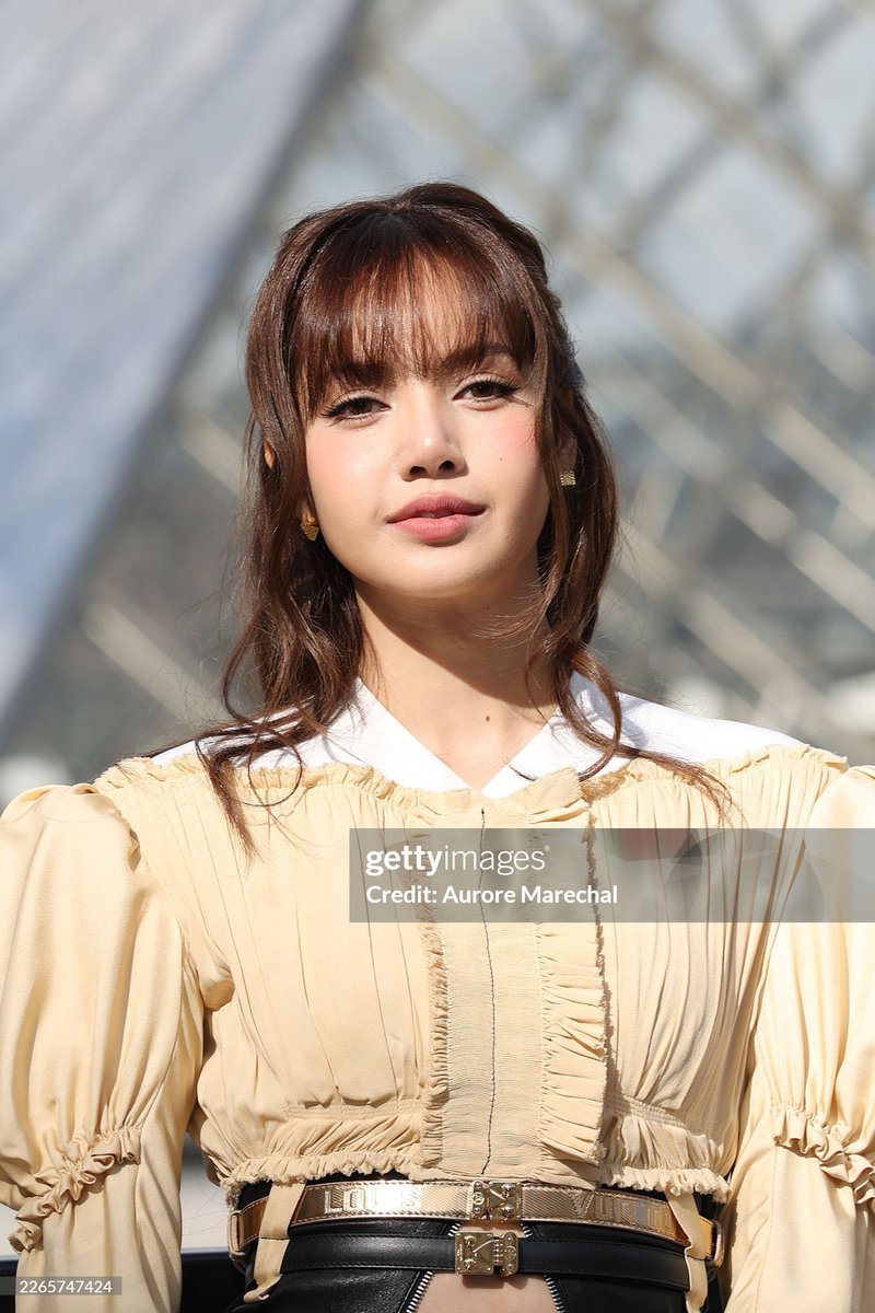 LiliesHome_'s tweet photo. มองจากมุมสูง 

ctto
 @wearelloud @LouisVuitton  

LISA LOUIS VUITTON FW26 
#LVFW26xLISA  #LISAxLouisVuitton  
#LVFW26 🍿 https://t.co/mohf2r5q9N