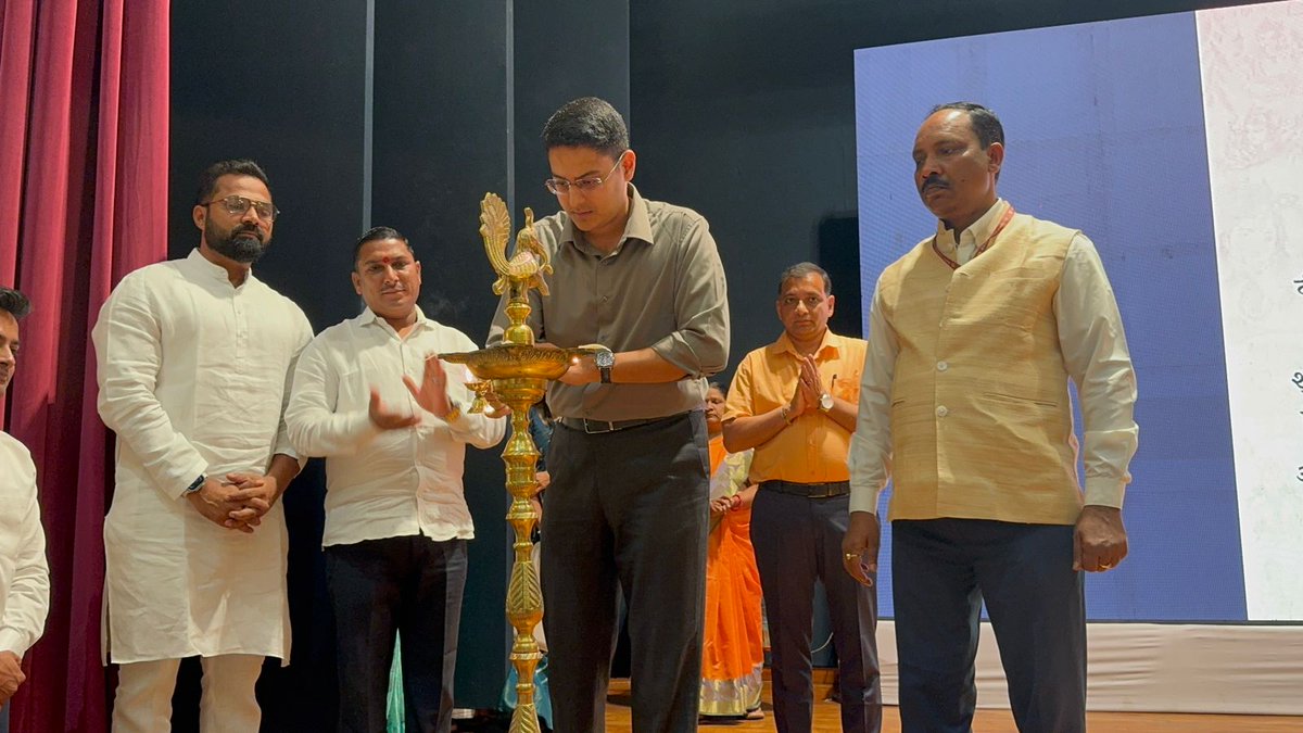 #Daman #jalmahotsav

સેલવાસમાં 'સંપૂર્ણતા અભિયાન ૨.૦' અને 'જલ મહોત્સવ'નો  પ્રારંભ

 'સંપૂર્ણતા અભિયાન ૨.૦' નો મુખ્ય લક્ષ્ય એપ્રિલ ૨૦૨૬ સુધીમાં વિકાસના નિર્ધારિત ૬ પેરામીટર્સમાં ૧૦૦% સફળતા (સેચ્યુરેશન) મેળવવાનો છે.

#AIRPics : પ્રદીપ ભાવસાર