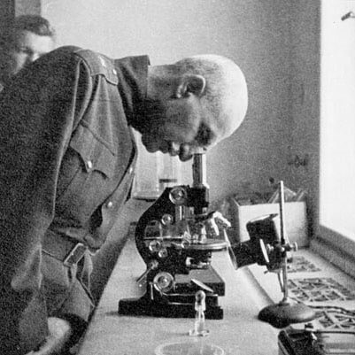 به سمت راستی میگفتن؛ بیسواد و دیکتاتور!
به سمت چپی میگفتن؛ عالم و مرجع تقلید!

#چپ_هرگز_نفهمید 
#RezaPahlaviForIran