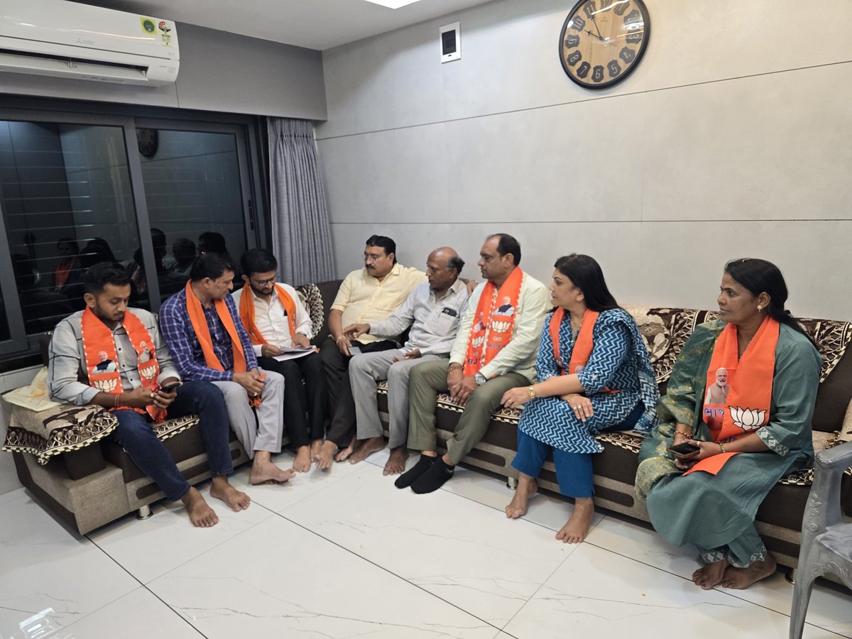 ભારતીય જનતા પાર્ટી, સુરત મહાનગરના વોર્ડ નંબર 5(ફૂલપાડા-અશ્વિનીકુમાર) માં આવેલ બુથ નંબર 158 અને 159(ક્ષમા સોસાયટી) નવી મતદાર યાદીમાં મતદારોના નામની ચકાસણી કરી.