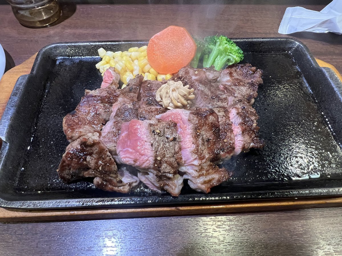BoiledHalf's tweet photo. いきなりも高くなったなあ...って思って通り過ぎようとしたのにいつの間にか席座ってた🙄
ステーキくらいたまに食えるくらいの、
人間偉すぎもしない、貧乏すぎてもない、
ちょうどいいくらいでいたいもんだ。 https://t.co/JMJqlZtOBb