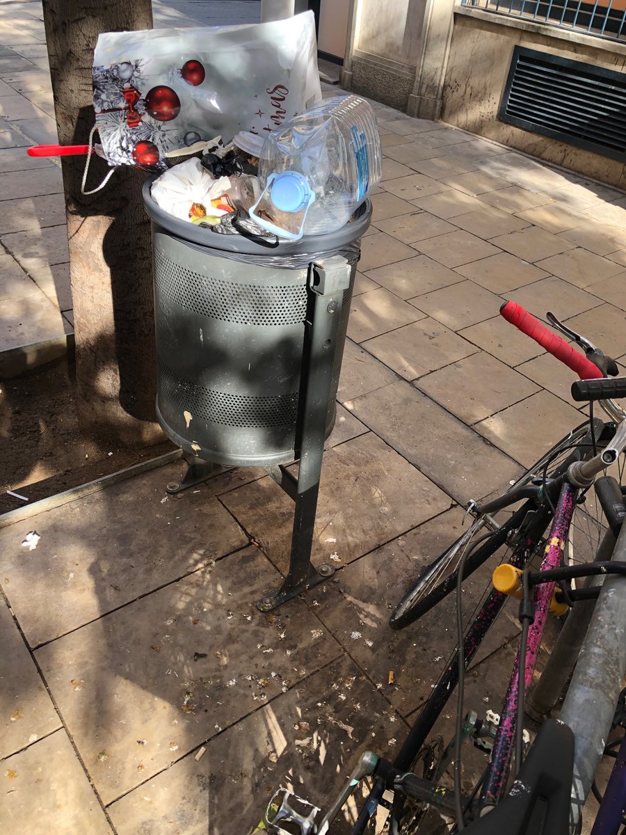 paolodsv's tweet photo. Poble Sec avui 10 març 2026, Carrer Blai. "Pla endreça", "ordenança civisme"... on són les multes? @jmartigalbis @bcn_ajuntament @JuntsXCat https://t.co/jKir88TR3k