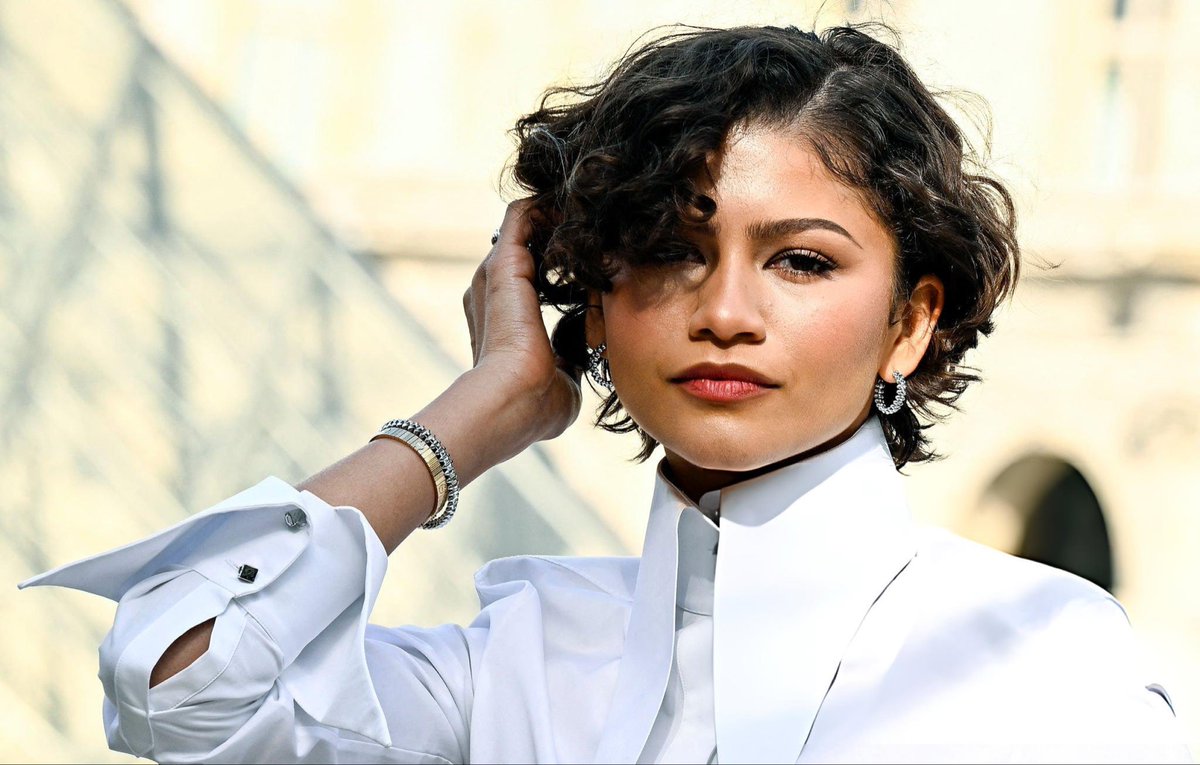 — THEE ZENDAYA! her signature pose, NASTY! 👏🏾🌹 who else is doing it like her?!