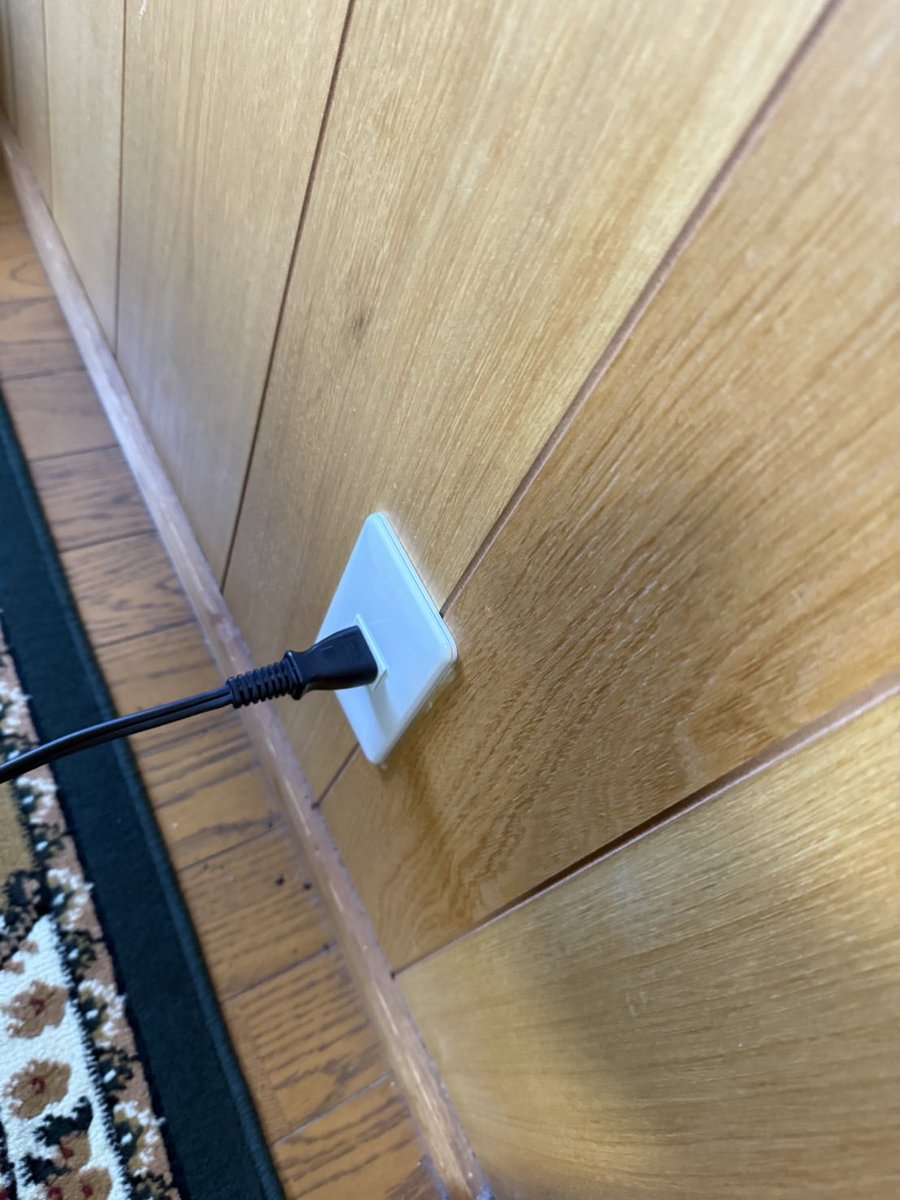 sination5's tweet photo. コンセント交換を行いました🔧

カバーを外すと
内部に焦げ跡があり劣化していました。

そのまま使うと発熱などの原因になることもあります。

新しいコンセントへ交換して安全に😊

気になる症状があれば早めの点検を。

アトム電器東村山店
📞042-391-7143

#東村山 #電気工事 https://t.co/uJEYDfCrzK