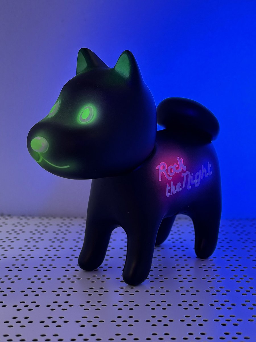 【#トイパラ の新色】
ギンちゃん夜遊びシリーズが登場💫
第一弾「ハッピーネオン」くん。

ネオンサインっぽ塗装で「夜をあそびたおそ」って言ってます。（蓄光ではないよ）
時々ブラックライト当ててみてあげてください💫
#銀印本舗 #ソフビ