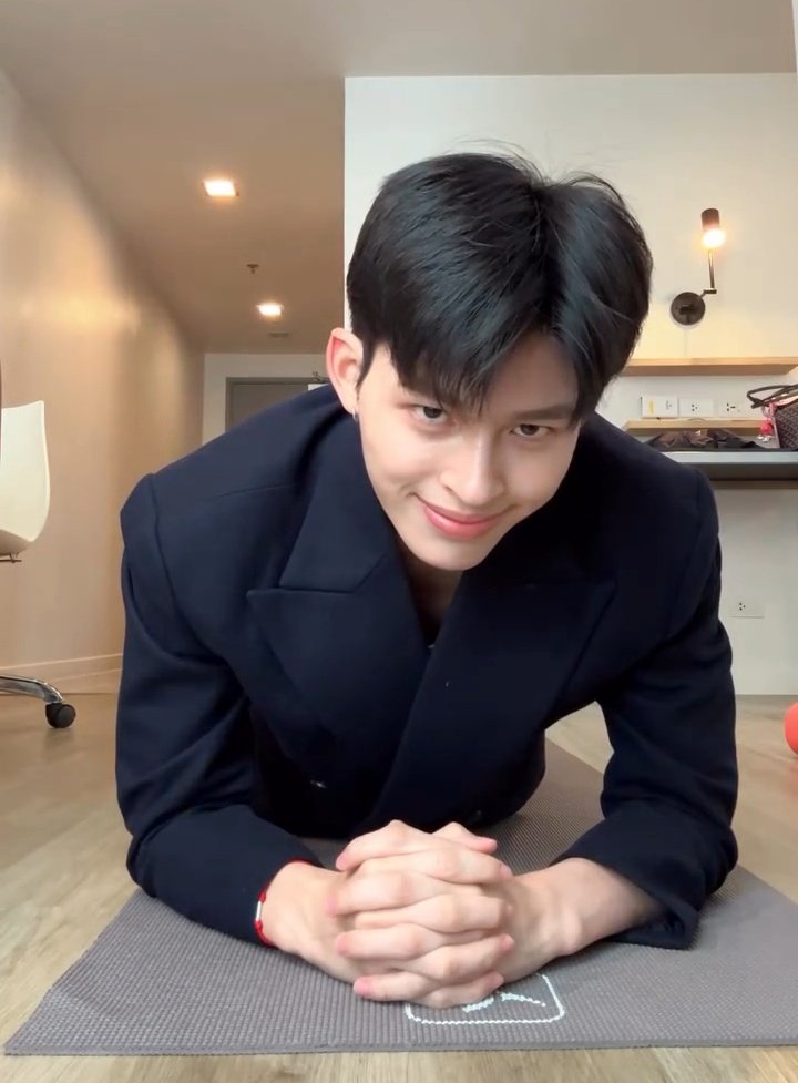 ใส่สูทเเพลงก์ ใครจะมันจะไปทำวะ
ปอนด์ :
