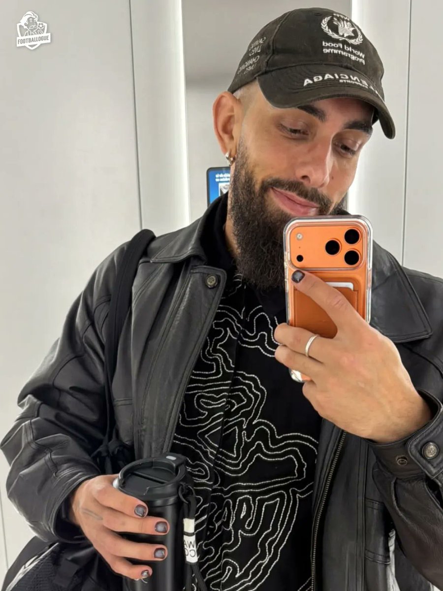 "𝗝𝗘 𝗦𝗘𝗥𝗔𝗜𝗦 𝗣𝗟𝗨𝗦 𝗛𝗘𝗨𝗥𝗘𝗨𝗫 𝗗'𝗘̂𝗧𝗥𝗘 '𝗣𝗗' 𝗤𝗨𝗘 𝗖𝗘𝗨𝗫 𝗤𝗨𝗜 𝗠'𝗜𝗡𝗦𝗨𝗟𝗧𝗘𝗡𝗧 !" 😡 

Borja Iglesias revient sur les insultes homophobes qu'il a reçues parce qu'il portait du vernis sur les ongles, 𝗘𝗧 𝗖'𝗘𝗦𝗧 𝗧𝗥𝗘̀𝗦 𝗧𝗥𝗘̀𝗦