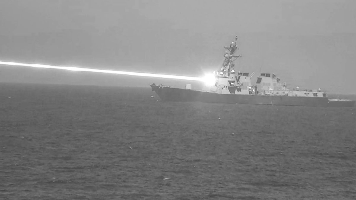 darvinb32's tweet photo. EEUU activa armas láser en Irán: rayos de luz que derriten drones Shahed como si fueran papel.
Operación Epic Fury → helicópteros, barcos y Space Force friendo amenazas a velocidad luz.
Irán lanza miles
¿El futuro de la guerra?🔥🇺🇸🇮🇷
#LaserWar #EpicFury #DronesDown" https://t.co/s9ulrxPiSd