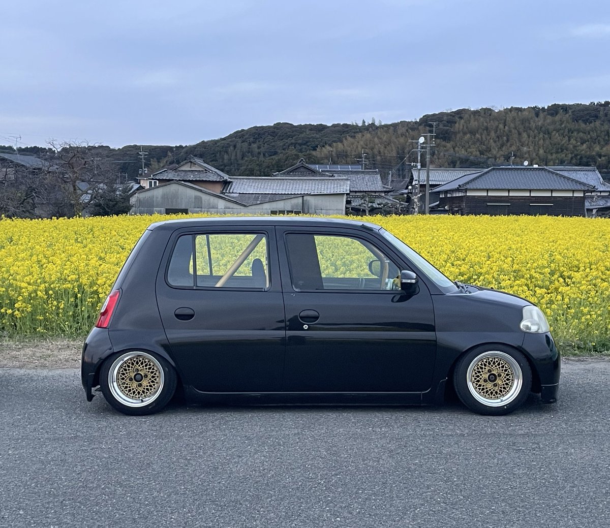 通勤車にしては、車高低すぎるしハミホイ気味やからタイヤ175にして当たる分車高上げてみるか