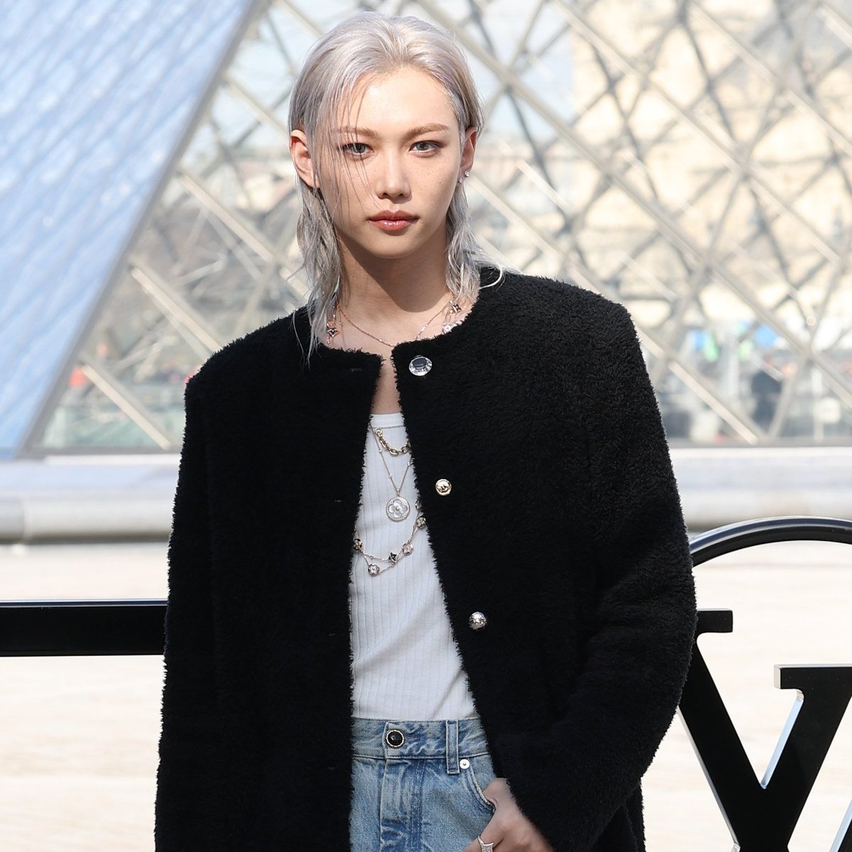 MAGNÍFICO! Felix (Stray Kids) na Paris Fashion Week.