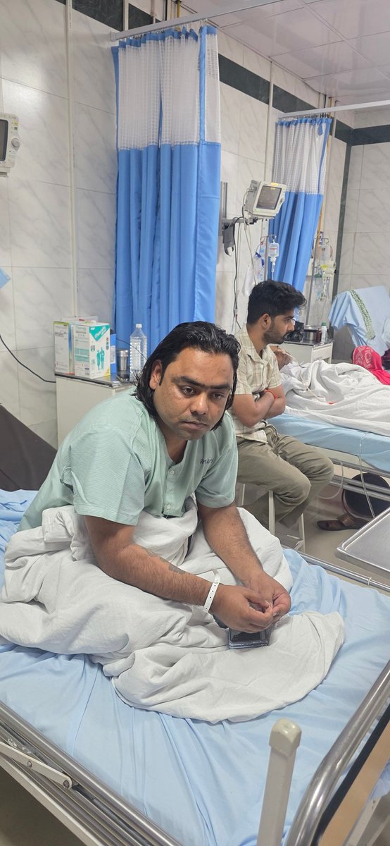 ये आनंद सिंह हैं , पिछले दो दिन से लोहिया इंस्टिट्यूट में एडमिट हैं। छोटी सी सर्जरी होनी हैं पथरी की.. डाक्टरो ने कल रात से सर्जरी करने के लिये इनका खाना पानी बंद करवा दिया 

आज आनंद पूरा दिन इंतजार करतें रहें पर इनकी सर्जरी नहीं हुई और अभी इनको बताया गया की इनकी सर्जरी आज नहीं