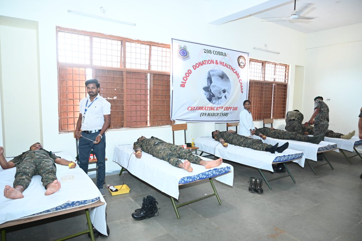 208CoBRA_CRPF's tweet photo. कार्यक्रम में बल केअधिकारियों और जवानों ने स्वेच्छा से रक्तदान किया तथा विशेषज्ञ डॉक्टरों ने स्वास्थ्य जांच,निःशुल्क परामर्श, उपचार एवं दवाएं प्रदान कीं। शिविर परिसर के आस-पास के गांवों और कस्बों से आए ग्रामीणों ने मुफ्त उपचार का लाभ उठाया और इस जन-कल्याण कार्यक्रम को सफल बनाया। https://t.co/qNzaS14vly