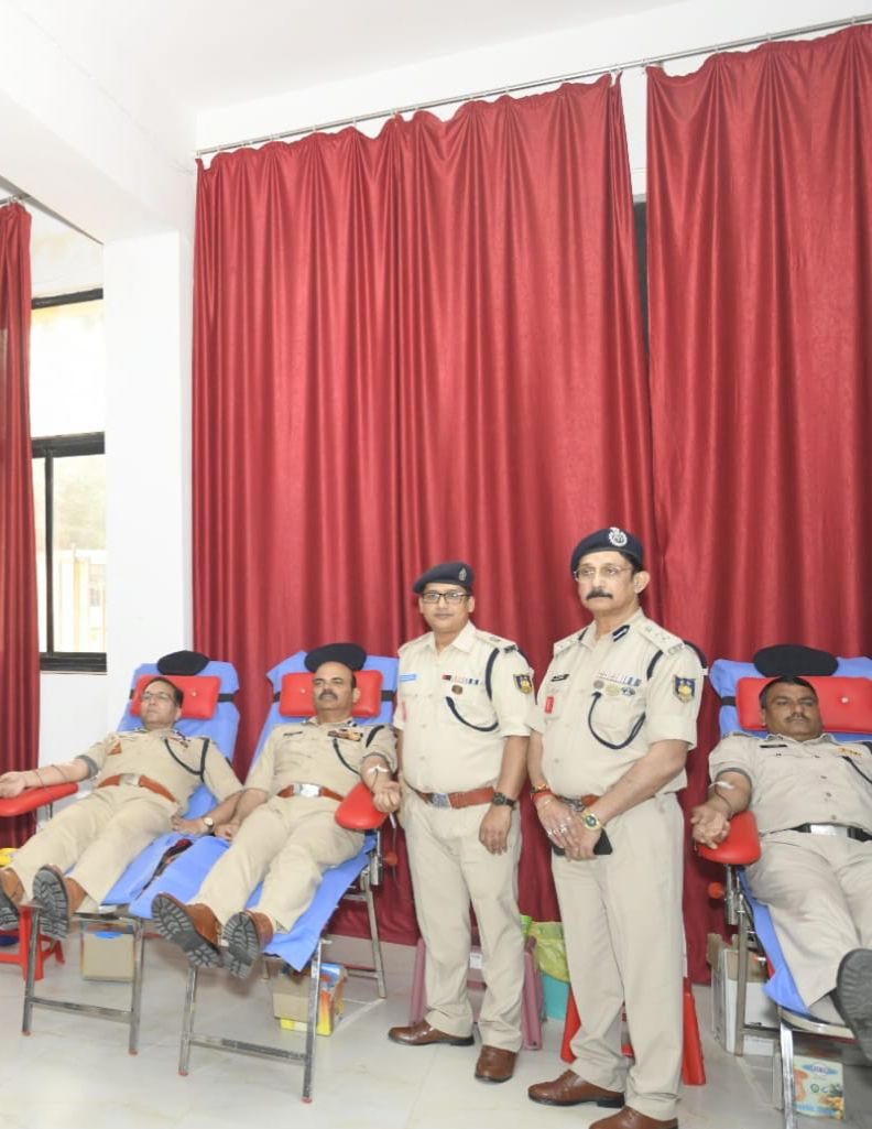 VS_WingCRPF's tweet photo. To commemorate the 87th CRPF Raising Day
A mega Blood Donation Drive was organized at the SDG Campus, New Delhi. Sh. Aneesh Sirohi, DIG (VS), Sh.Sumant Kumar Jha, DIG &amp; Sh.Prakash Singh, AC a/w other officials of  Dte participated in the blood donation drive. https://t.co/5UmI4xBHXY