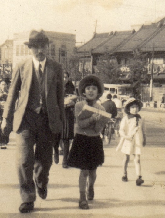 1945年3月10日は私の祖父の命日だ。
祖父は東京の下町•深川で小さな病院を営んでいた。
東京大空襲の中心地だった深川は、米軍の焼夷弾攻撃で全域が炎の海となった。
まだ９歳だった母は、他の兄弟と共に鎌倉に疎開していたが、医師であった祖父には疎開は認められなかった。