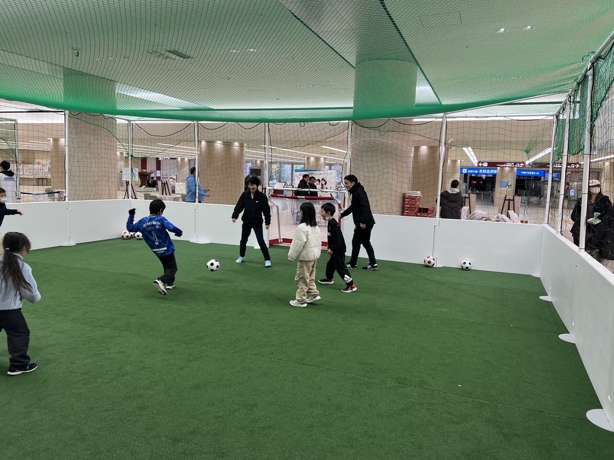 yusuke_komiyama's tweet photo. 3月8日(日)金沢駅地下広場で開催された能登半島復興支援イベント『Foot×幸フェス』に日本フットサル連盟理事の藤田さんと参加してきました。

ブースの中でその場に来た子達とのゲームは年齢、性別関係なくとても楽しかったです⚽️

石川県サッカー協会の皆様ありがとうございました。

#がんばろう能登 https://t.co/1rGl7RD7WR