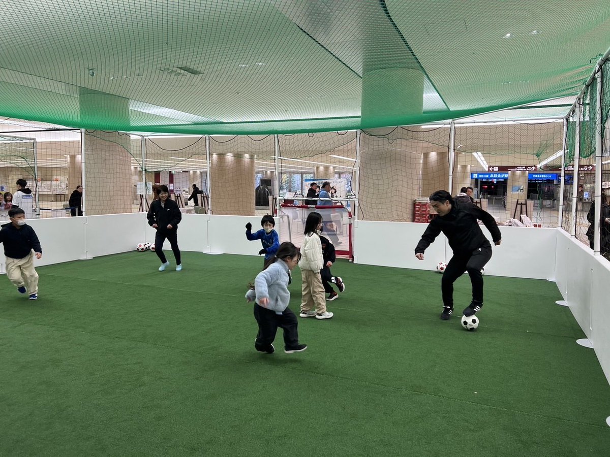 yusuke_komiyama's tweet photo. 3月8日(日)金沢駅地下広場で開催された能登半島復興支援イベント『Foot×幸フェス』に日本フットサル連盟理事の藤田さんと参加してきました。

ブースの中でその場に来た子達とのゲームは年齢、性別関係なくとても楽しかったです⚽️

石川県サッカー協会の皆様ありがとうございました。

#がんばろう能登 https://t.co/1rGl7RD7WR