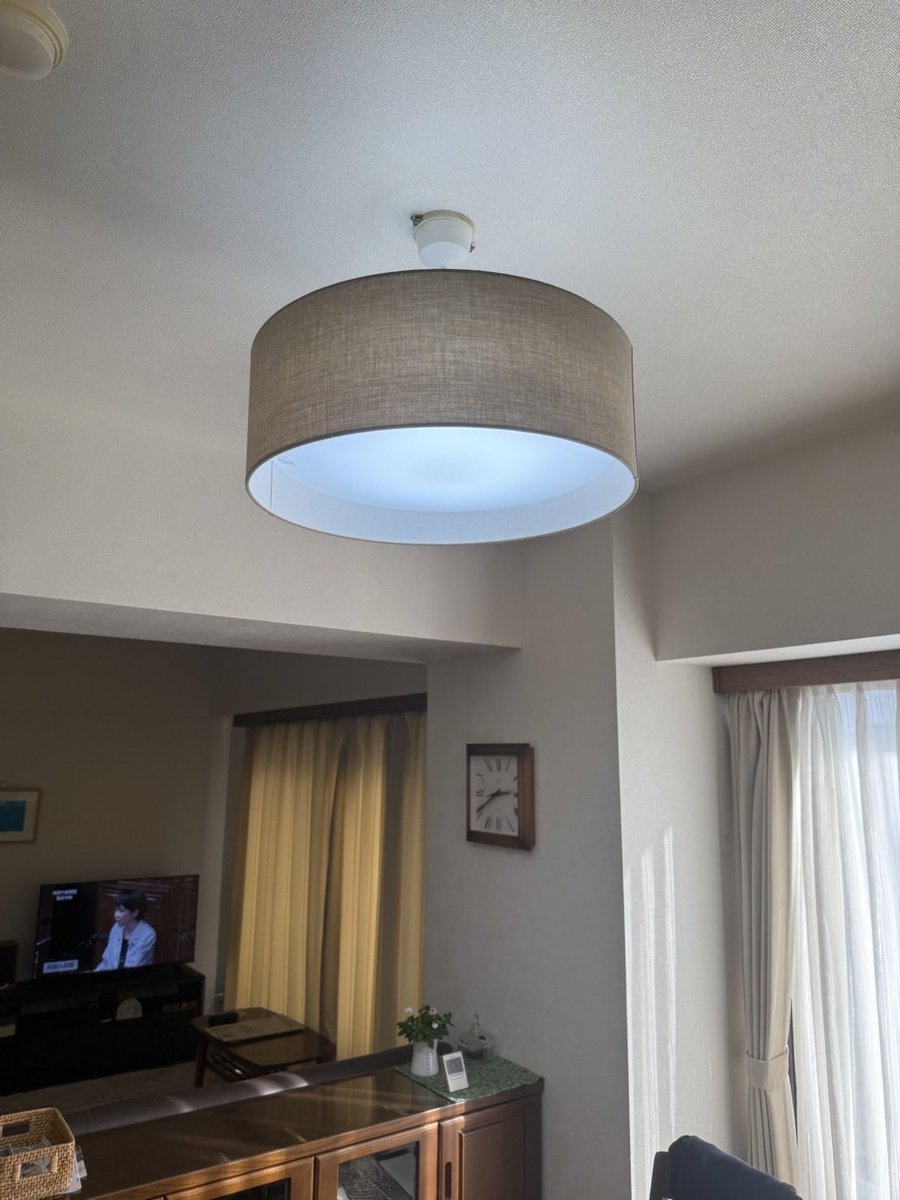 sination5's tweet photo. 照明を交換しました💡

シーリングライトから
ペンダントライトへ。

お部屋の雰囲気が
一気に変わりました😊

「こんなに感じ変わるんですね」

照明は
家の印象を一番変える家電です。

アトム電器東村山店
📞042-391-7143

#東村山
#照明交換
#町の電器屋 https://t.co/ImohBthlmq