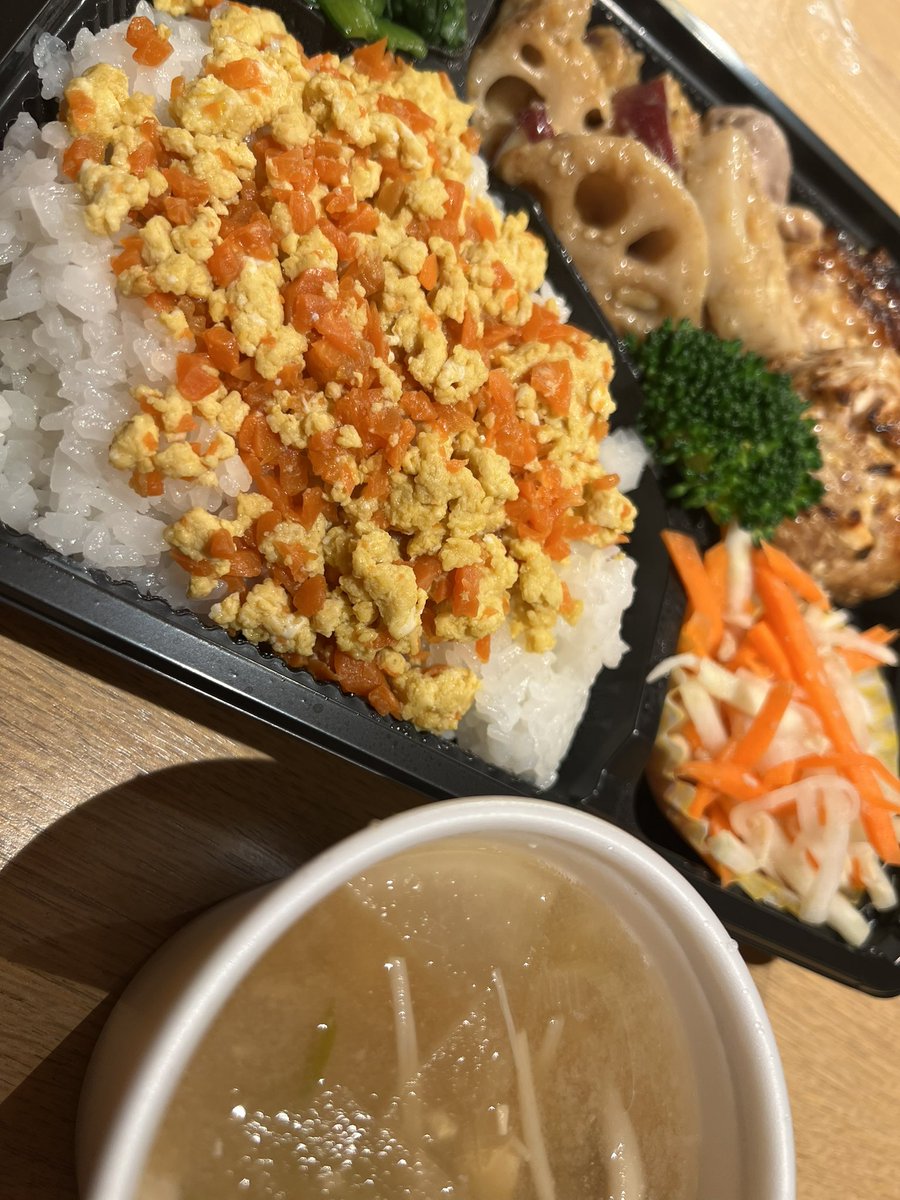 yuko_ibasyo's tweet photo. 娘の入院でマクドナルドハウスでお世話になっています。今夜の食事はどうしようかな、買い物行くにも寒くて大変だなぁと思っていたら、こんなに彩り豊かなボリュームたっぷりのお弁当！お腹はいっぱい心もほっこり！ありがとうございます！
#認定NPO法人キープ・スマイリング
#マクドナルドハウス東大 https://t.co/L5tW95qGkY