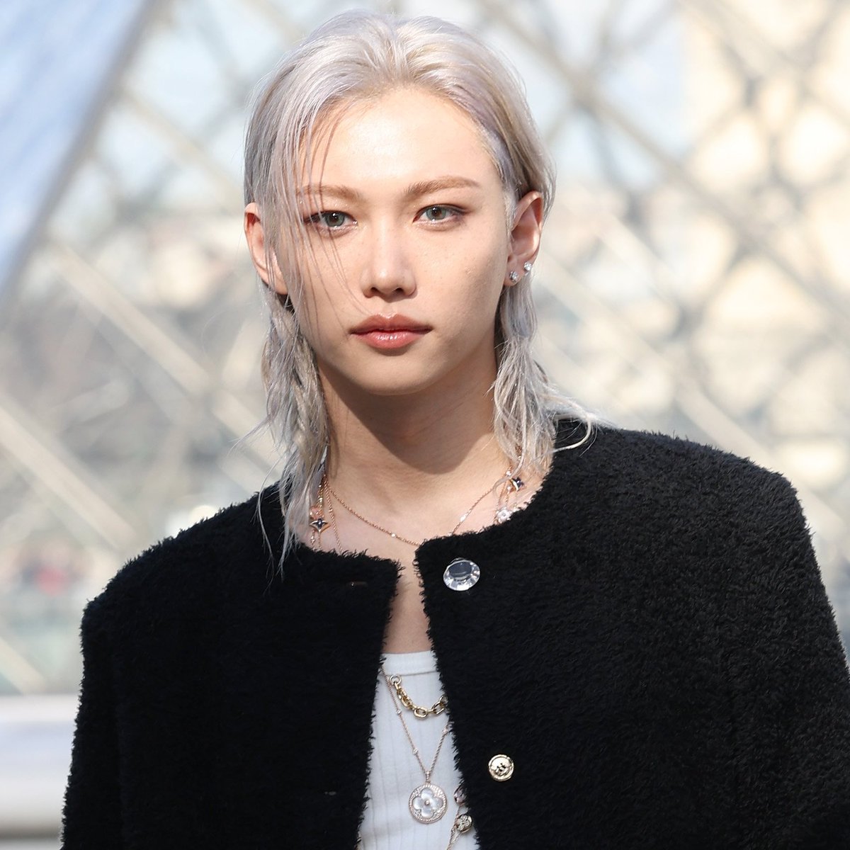 sboficial's tweet photo. MAGNÍFICO! Felix (Stray Kids) na Paris Fashion Week. https://t.co/oxAXtIgyn8