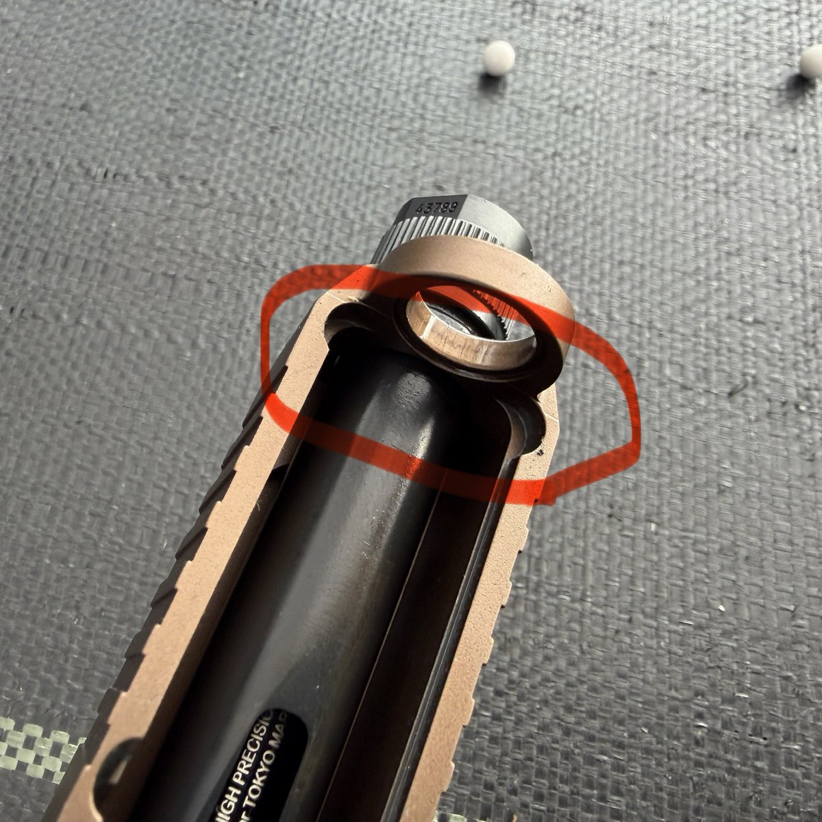 uganda_'s tweet photo. GuarderのGlock45 Gen5 MOSのスライドにリコイルスプリングを押さえるスライドバッファーが入るっぽい溝があるんだけどパーツが入ってない。要らないの? #guarder #glock45gen5mos https://t.co/PXwM0KwAMP