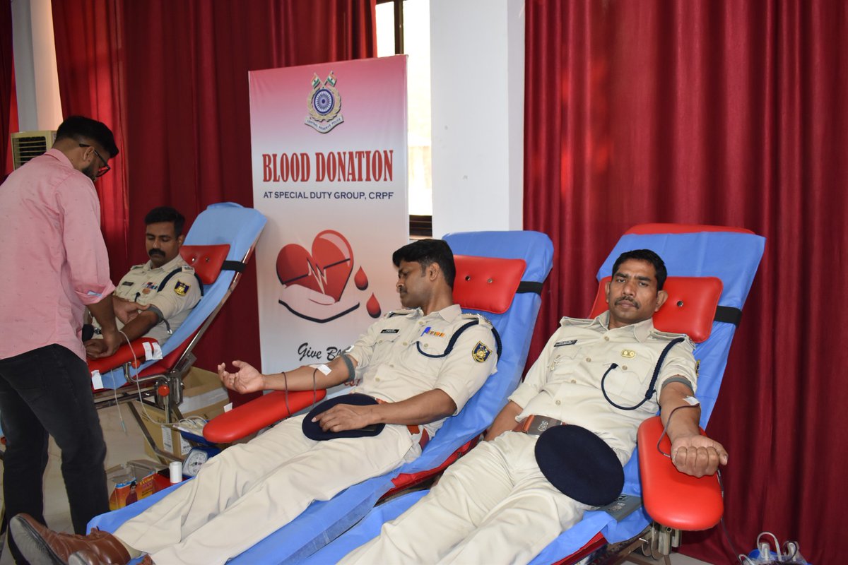 VS_WingCRPF's tweet photo. To commemorate the 87th CRPF Raising Day
A mega Blood Donation Drive was organized at the SDG Campus, New Delhi. Sh. Aneesh Sirohi, DIG (VS), Sh.Sumant Kumar Jha, DIG &amp; Sh.Prakash Singh, AC a/w other officials of  Dte participated in the blood donation drive. https://t.co/5UmI4xBHXY