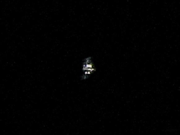 3月10日 19:11
#ISS  #きぼうを見よう
#国際宇宙ステーション 　
F8  1/1000sec  ISO400
35mm換算2000mm相当より
トリミング
#Nikon  #P900