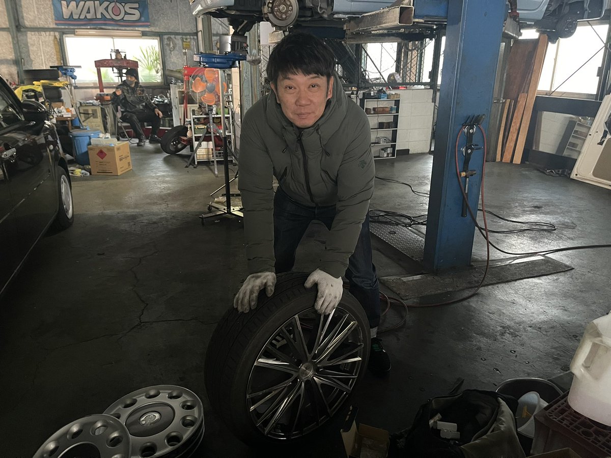TKO_KIMOTO's tweet photo. 実家のキモトモータース(木本自動車)を手伝い始めて2ヶ月が経ってやっていくことが色々見えてきた。

販売、修理、点検、車検といういわゆる従来の町の車屋さんとしてやってきて数年前から業績に苦しんできたけど、軽自動車の買取と代車用のレンタカーに小規模ながら集中してみたら少しずつ回り出した。ほんの少しの変化やけど。

SNSで投稿してから連絡をくれた方や知人の繋がりでいくつかの車屋さんと横のつながりを強化して、買い取った車を薄利でいいから短期間で販売を完了してしまう、代車の足りない車屋さんに一社でも多くレンタカーを承る旨を伝えておく。薄利でもそれに付随して細かな仕事がもらえるということも知った。まずはここから。

しかし、工場は寒い。今まで任せてきた弟や父や従業員に感謝🙇‍♂️

まだまだ幼稚園児レベルのアイデアしか出せてないかもやけどここから頑張らせてもらいます！

#実家
#車屋
#再生