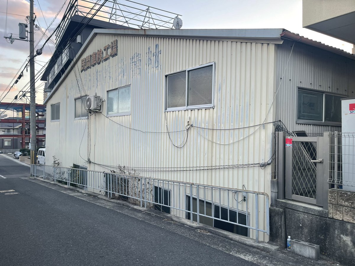 TKO_KIMOTO's tweet photo. 実家のキモトモータース(木本自動車)を手伝い始めて2ヶ月が経ってやっていくことが色々見えてきた。

販売、修理、点検、車検といういわゆる従来の町の車屋さんとしてやってきて数年前から業績に苦しんできたけど、軽自動車の買取と代車用のレンタカーに小規模ながら集中してみたら少しずつ回り出した。ほんの少しの変化やけど。

SNSで投稿してから連絡をくれた方や知人の繋がりでいくつかの車屋さんと横のつながりを強化して、買い取った車を薄利でいいから短期間で販売を完了してしまう、代車の足りない車屋さんに一社でも多くレンタカーを承る旨を伝えておく。薄利でもそれに付随して細かな仕事がもらえるということも知った。まずはここから。

しかし、工場は寒い。今まで任せてきた弟や父や従業員に感謝🙇‍♂️

まだまだ幼稚園児レベルのアイデアしか出せてないかもやけどここから頑張らせてもらいます！

#実家
#車屋
#再生
