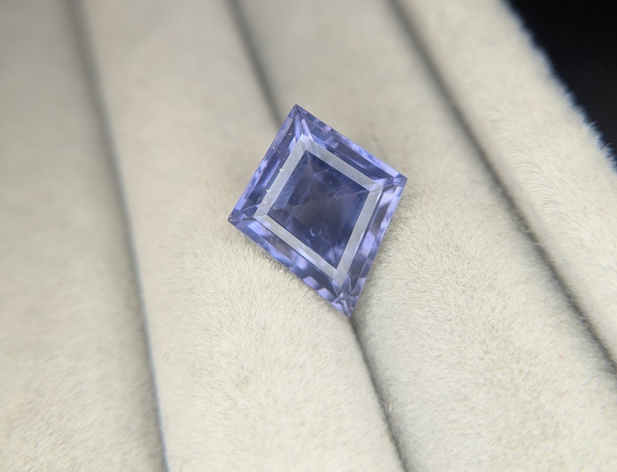 今の地金相場だとお仕立てハードルが高い4ctの誕生石。

#アイオライト