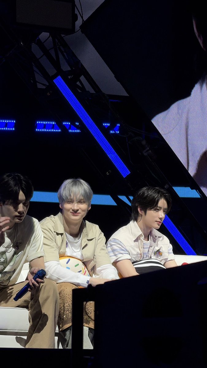 bamzznns's tweet photo. they just really casually look like that huh ... no filters and all 😵‍💫 just naturally so handsome WOW

photos by me!!

#DunkinPH_TXT #DunkinPH_WondersAt553 #TOMORROW_X_TOGETHER https://t.co/W0mj8ufIBo