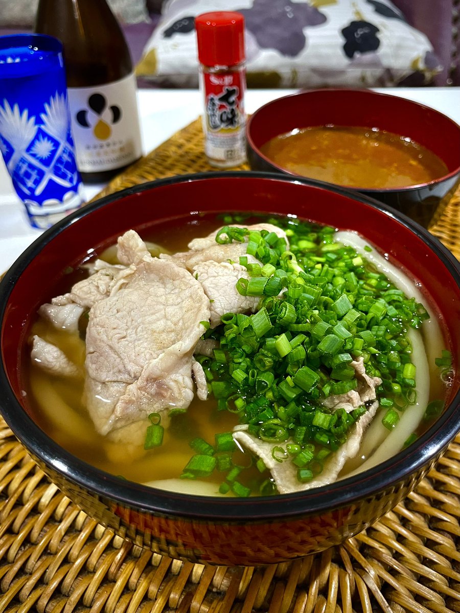 go5amro's tweet photo. 今宵は豚うどんと中途半端に残ったカレーで乾杯です。うどんをつけ麺風にカレーにつけて食べるも良し、そのままうどんに流し入れるも良し👍
ちなみにカレーにはダシを入れてます。 https://t.co/hvBjPxvjKn