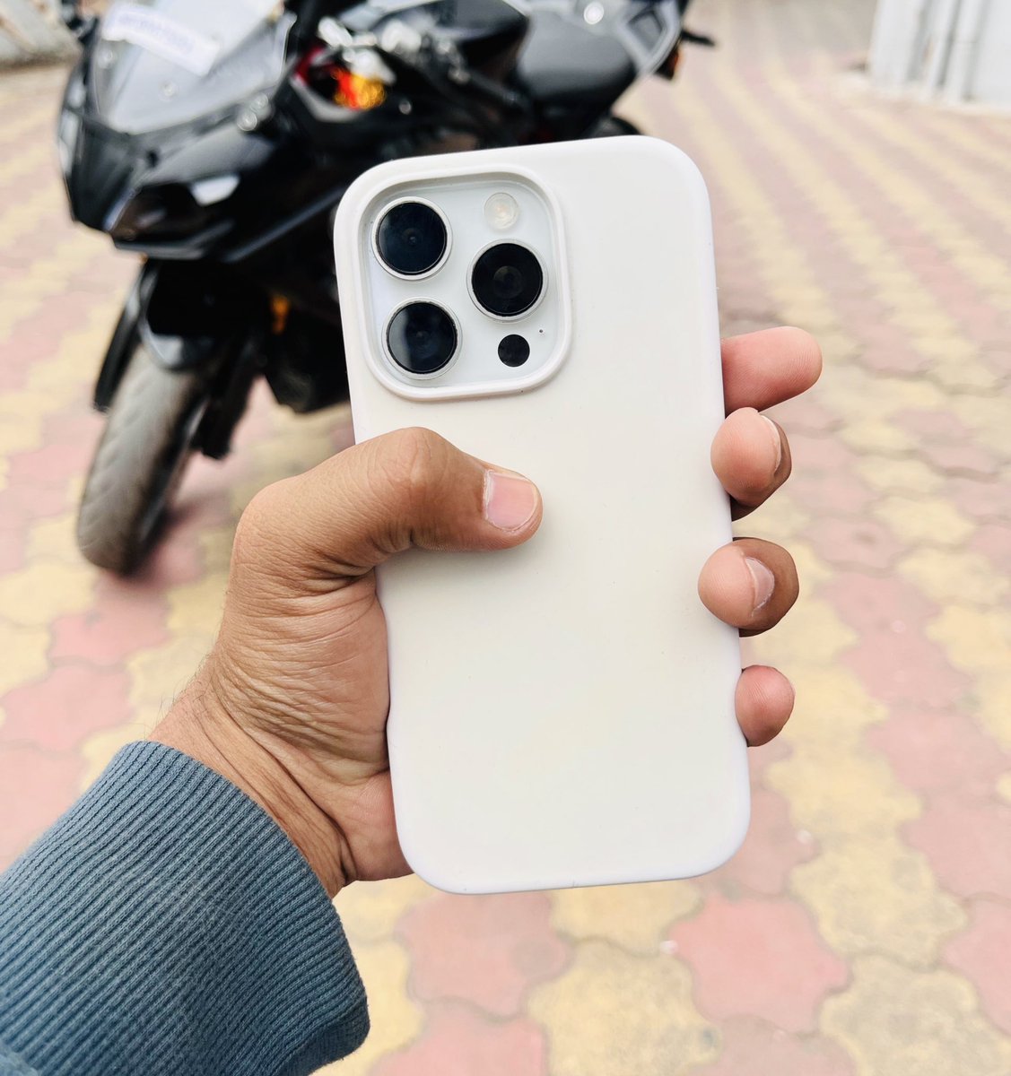 Once you start using compact phones, there's no going back😅

I am using iPhone 16 pro 6”3 inch, best size Agree.?