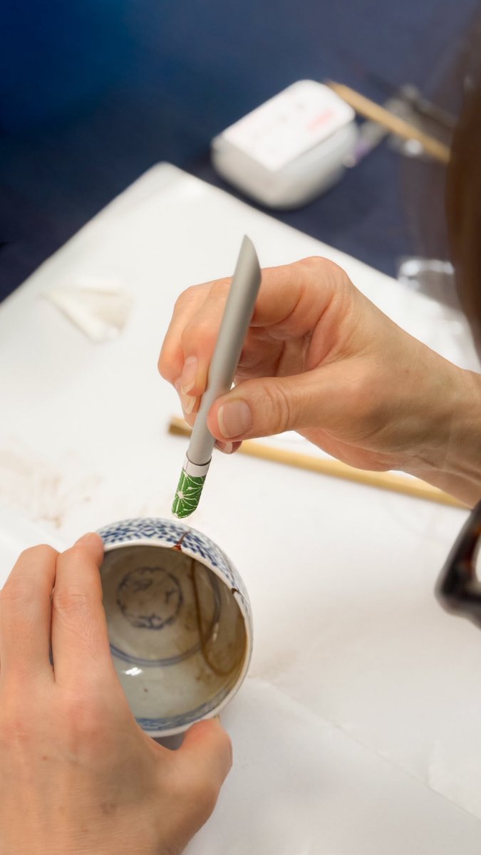 kintsugi_tc's tweet photo. 金継ぎ師プロ養成コース

純金丸粉の蒔き方、磨き方まで学びます。

#金継ぎ　#金継ぎ東京
#金継ぎ師　#金継ぎ資格
#金継ぎ養成 https://t.co/4HUtLWewtb