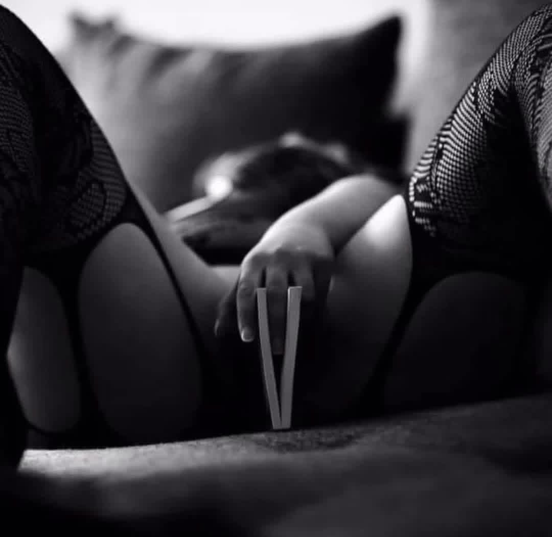 Amanece y tus letras ya me acarician,  
exactas, prohibidas. Se cuelan en mis fronteras y alborotan lo que se humedece y tiembla.

ღ❥

#EroTuits
#CienGrados
#MorfinaEnLetras
#PoesíaYErotismo
